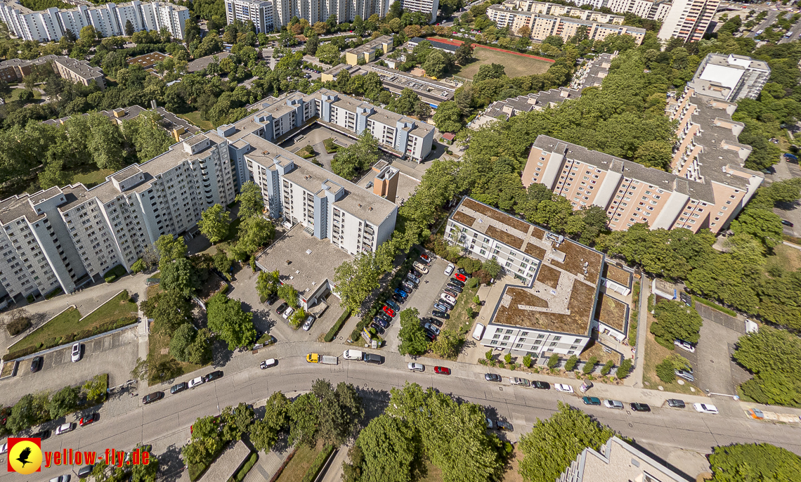 07.07.2023 - Gerhart-Hauptmann-Ring mit Pflegeheim Perlachstift und Umgebung in Neuperlach