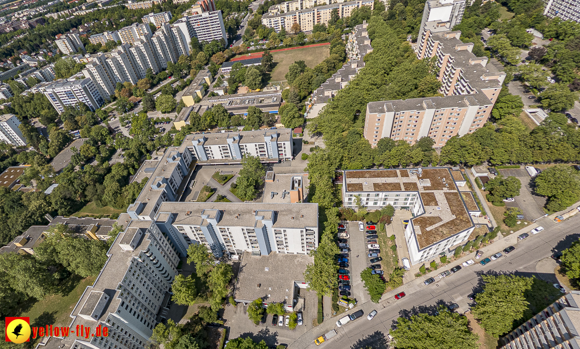 07.07.2023 - Gerhart-Hauptmann-Ring mit Pflegeheim Perlachstift und Umgebung in Neuperlach