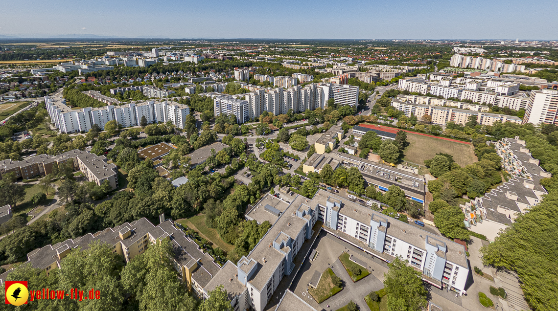 07.07.2023 - Gerhart-Hauptmann-Ring mit Pflegeheim Perlachstift und Umgebung in Neuperlach