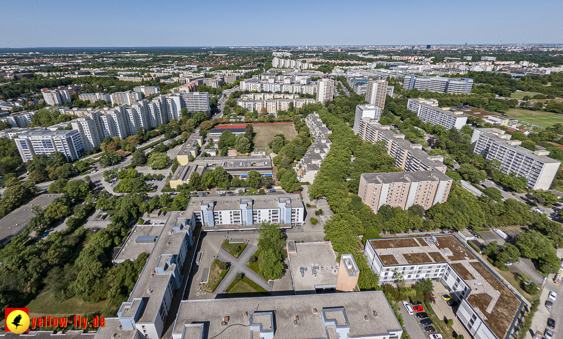 07.07.2023 - Gerhart-Hauptmann-Ring mit Pflegeheim Perlachstift und Umgebung in Neuperlach