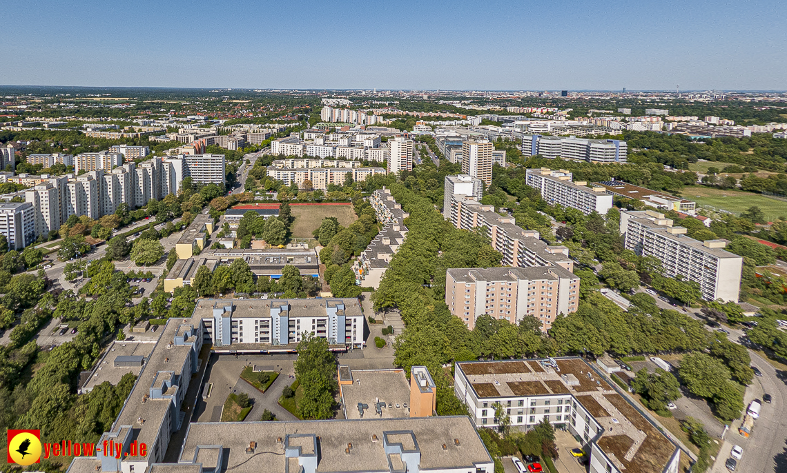 07.07.2023 - Gerhart-Hauptmann-Ring mit Pflegeheim Perlachstift und Umgebung in Neuperlach