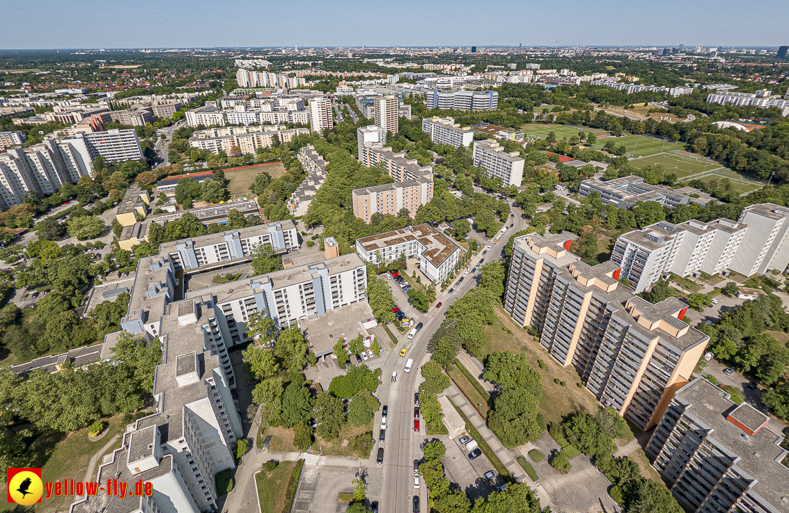 07.07.2023 - Gerhart-Hauptmann-Ring mit Pflegeheim Perlachstift und Umgebung in Neuperlach