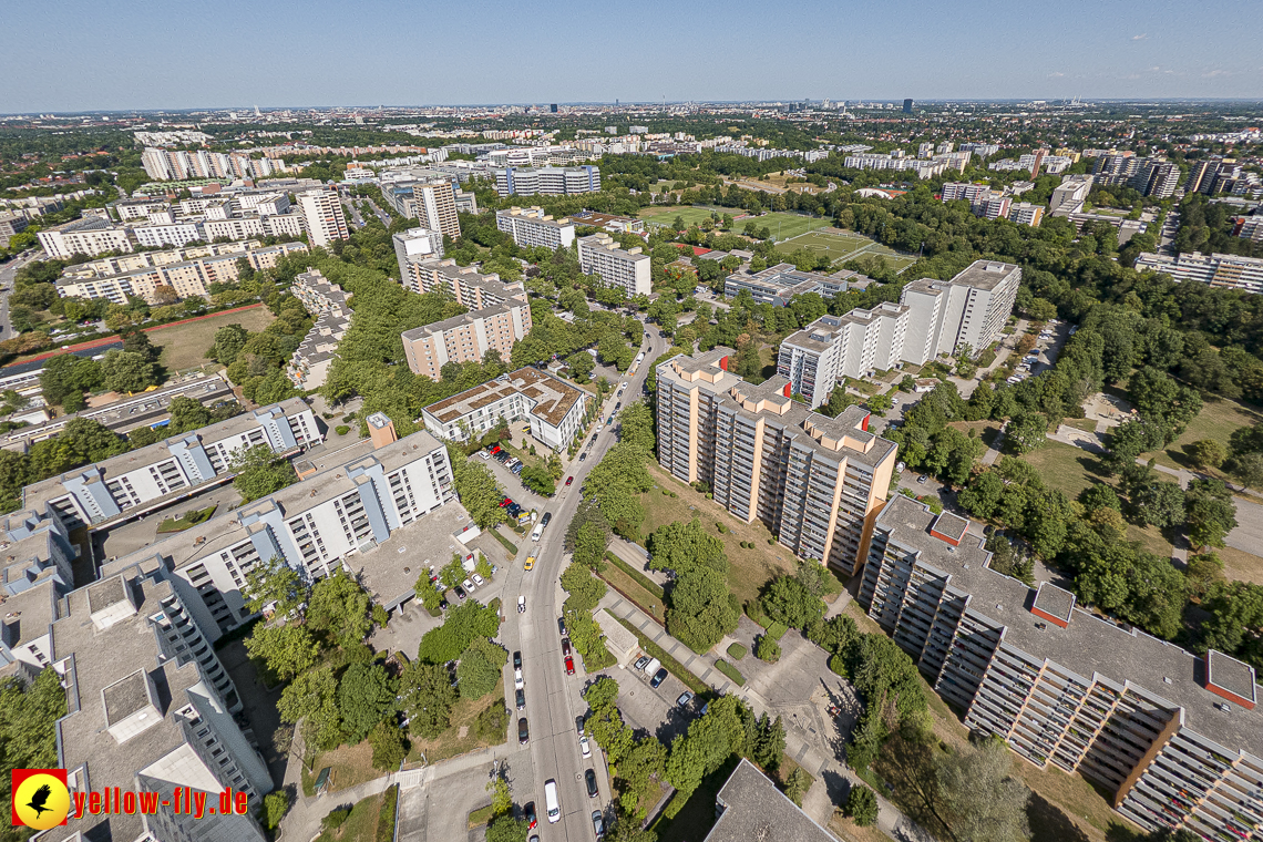 07.07.2023 - Gerhart-Hauptmann-Ring mit Pflegeheim Perlachstift und Umgebung in Neuperlach