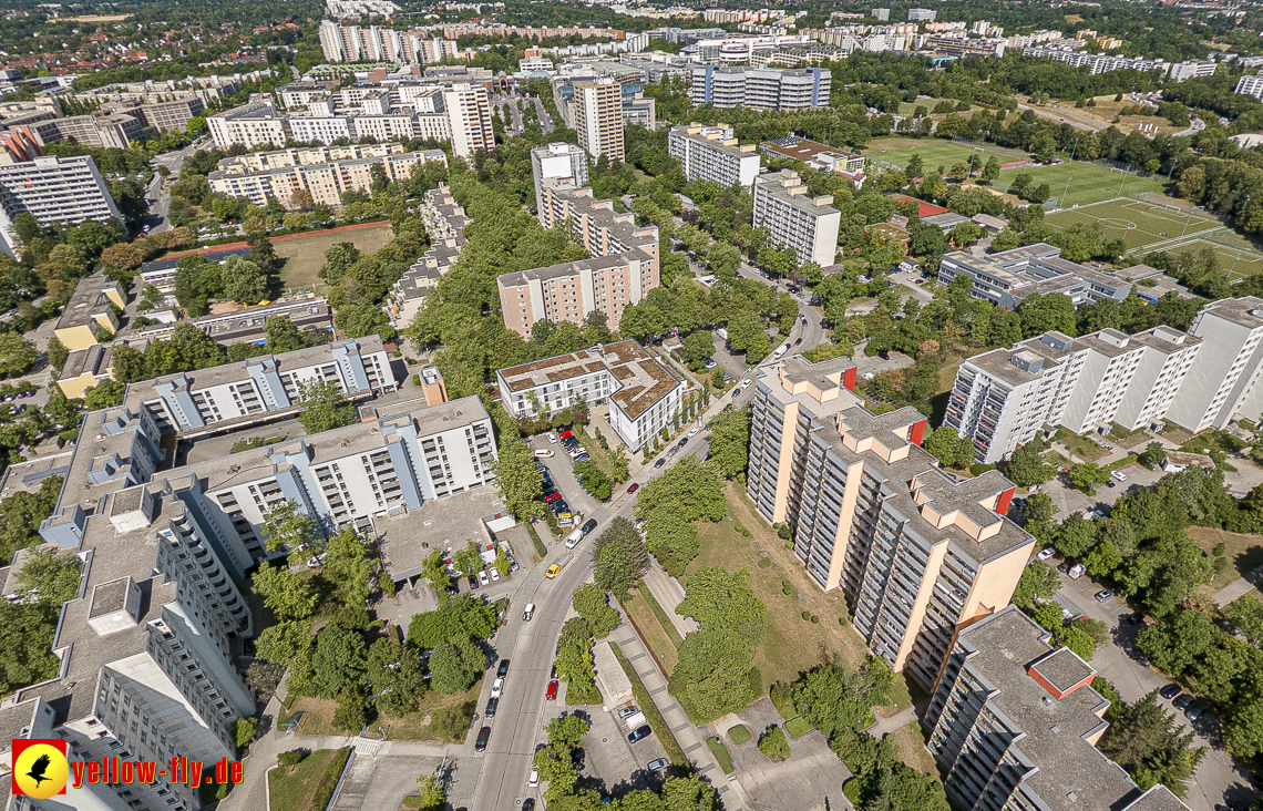 07.07.2023 - Gerhart-Hauptmann-Ring mit Pflegeheim Perlachstift und Umgebung in Neuperlach