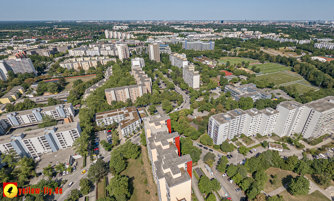 07.07.2023 - Gerhart-Hauptmann-Ring mit Pflegeheim Perlachstift und Umgebung in Neuperlach