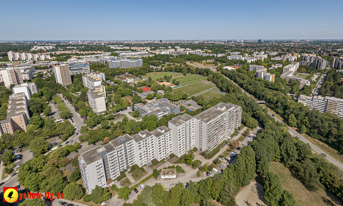 07.07.2023 - Gerhart-Hauptmann-Ring mit Pflegeheim Perlachstift und Umgebung in Neuperlach