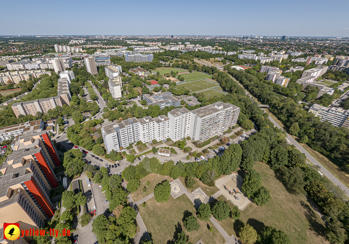 07.07.2023 - Gerhart-Hauptmann-Ring mit Pflegeheim Perlachstift und Umgebung in Neuperlach