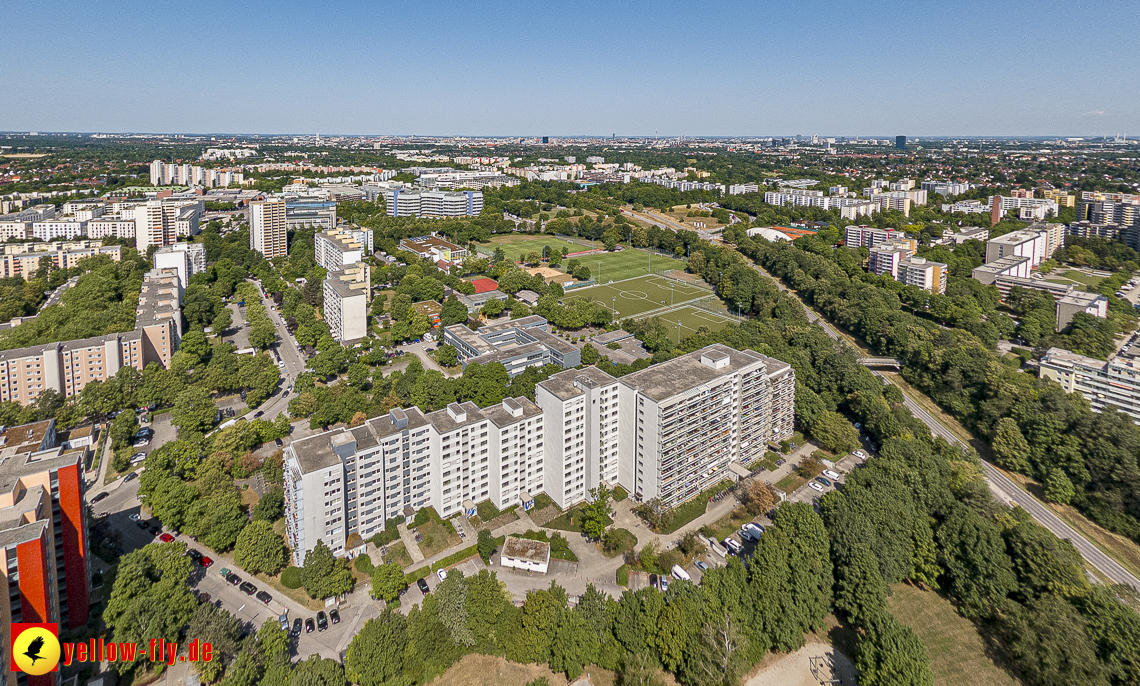 07.07.2023 - Gerhart-Hauptmann-Ring mit Pflegeheim Perlachstift und Umgebung in Neuperlach