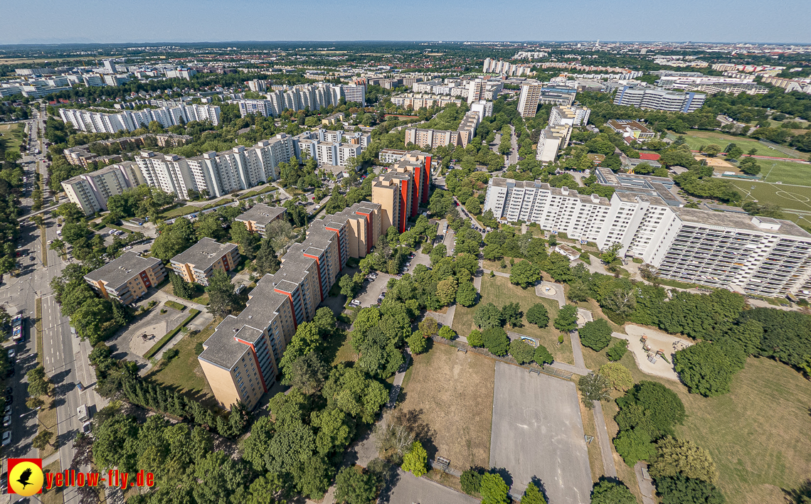 07.07.2023 - Gerhart-Hauptmann-Ring mit Pflegeheim Perlachstift und Umgebung in Neuperlach