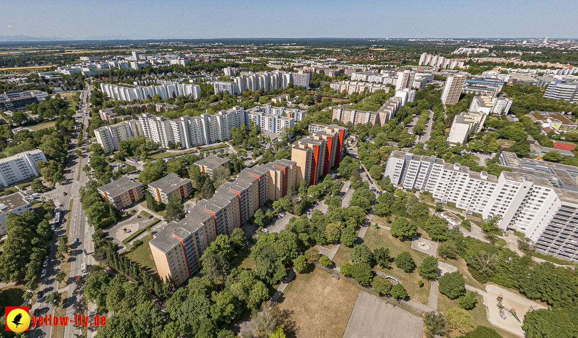 07.07.2023 - Gerhart-Hauptmann-Ring mit Pflegeheim Perlachstift und Umgebung in Neuperlach