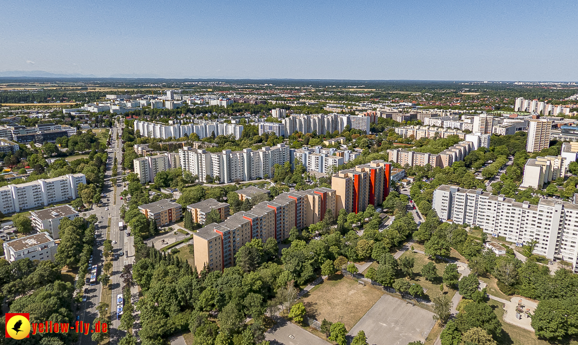 07.07.2023 - Gerhart-Hauptmann-Ring mit Pflegeheim Perlachstift und Umgebung in Neuperlach