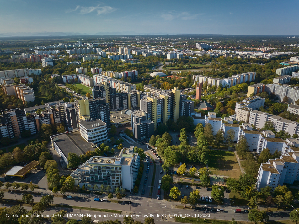 13.10.2023 - unser Marx-Zentrum und Wohnanlage Karl-Marx-Ring 52-62 in Neuperlach