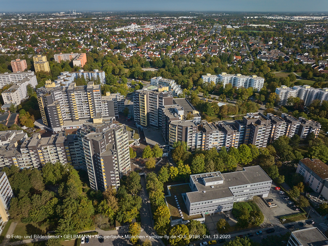 13.10.2023 - unser Marx-Zentrum und Wohnanlage Karl-Marx-Ring 52-62 in Neuperlach