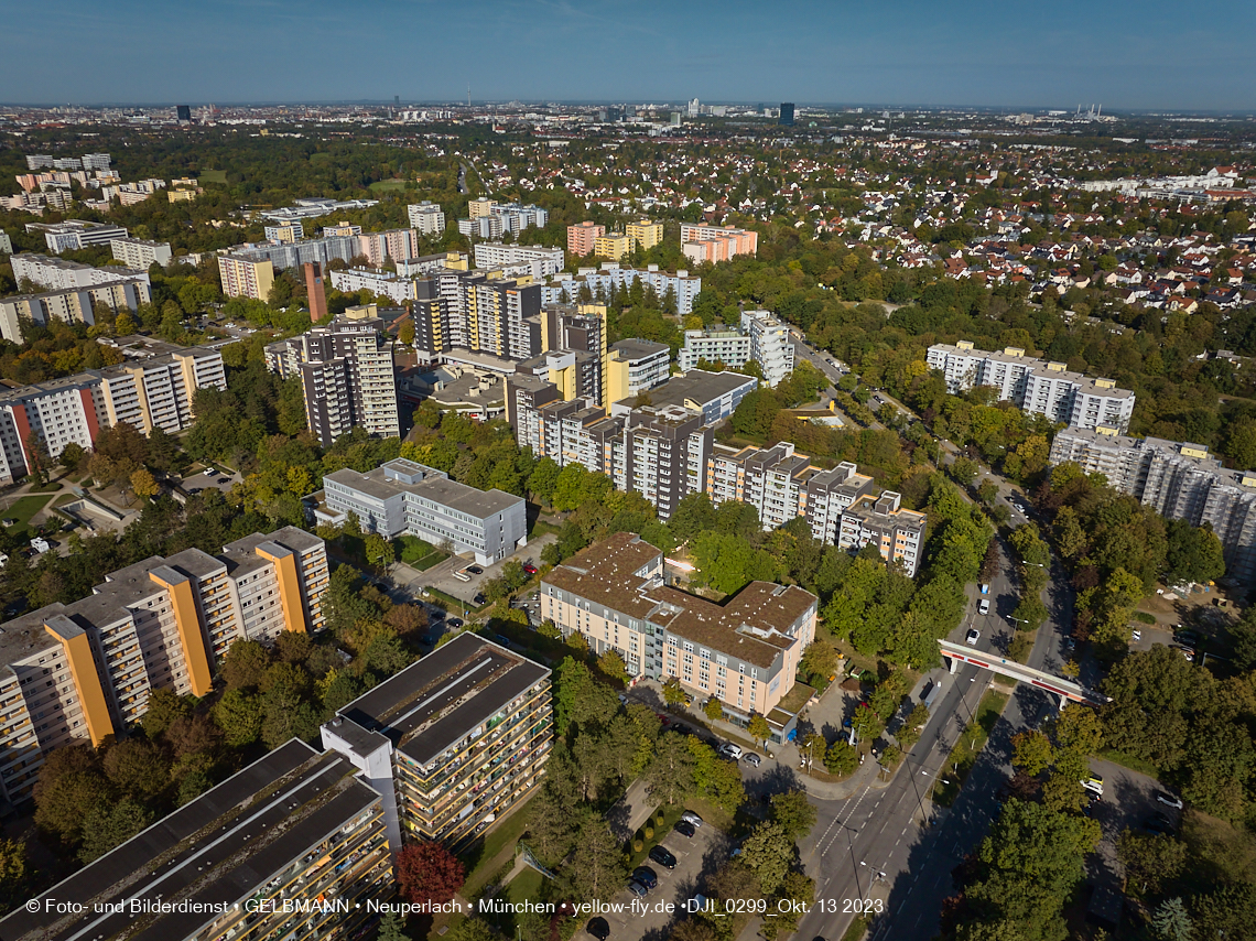13.10.2023 - unser Marx-Zentrum und Wohnanlage Karl-Marx-Ring 52-62 in Neuperlach
