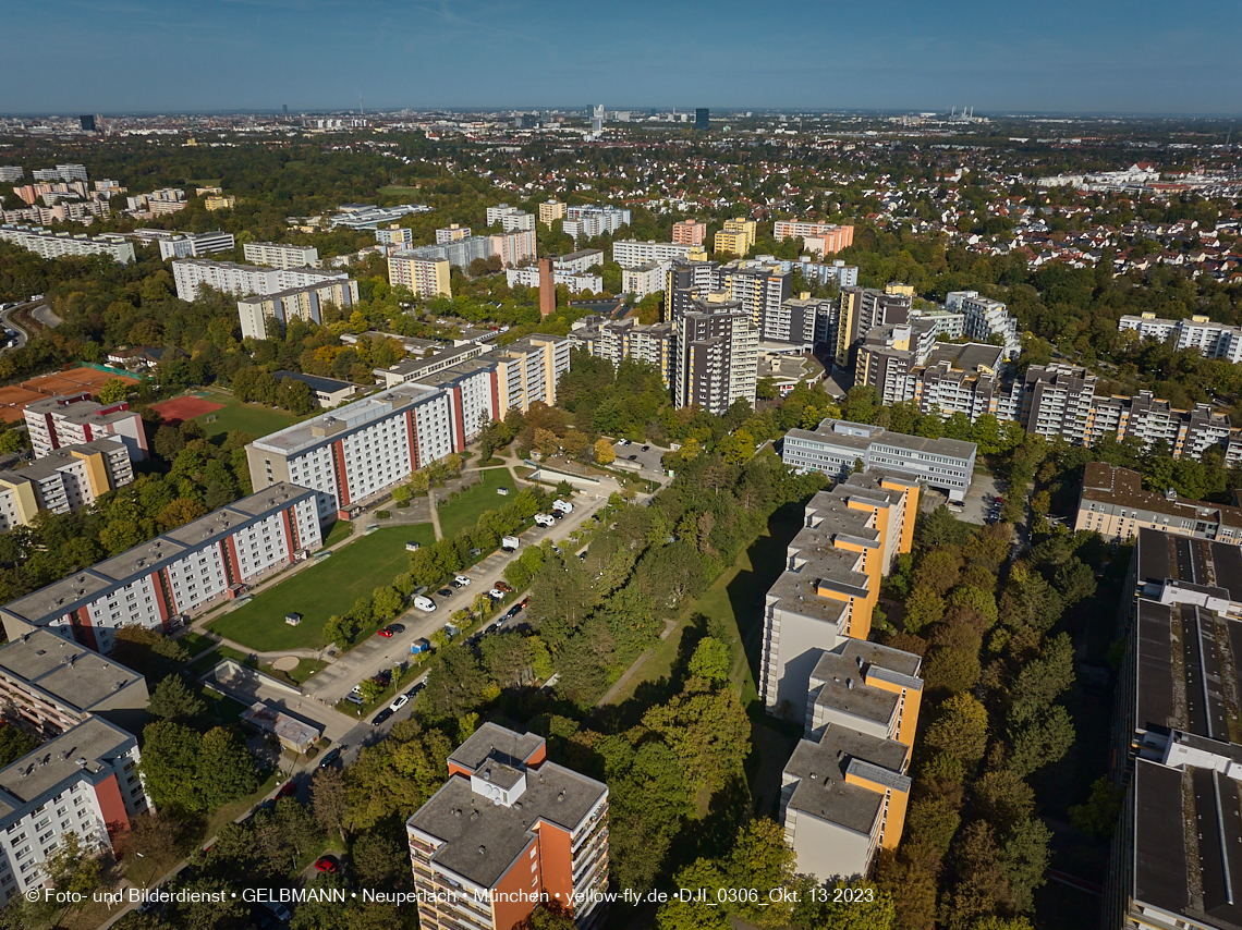 13.10.2023 - unser Marx-Zentrum und Wohnanlage Karl-Marx-Ring 52-62 in Neuperlach