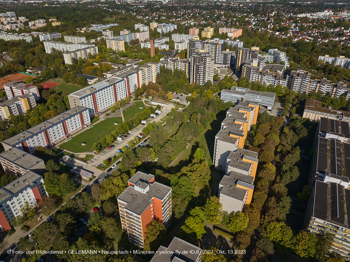 13.10.2023 - unser Marx-Zentrum und Wohnanlage Karl-Marx-Ring 52-62 in Neuperlach