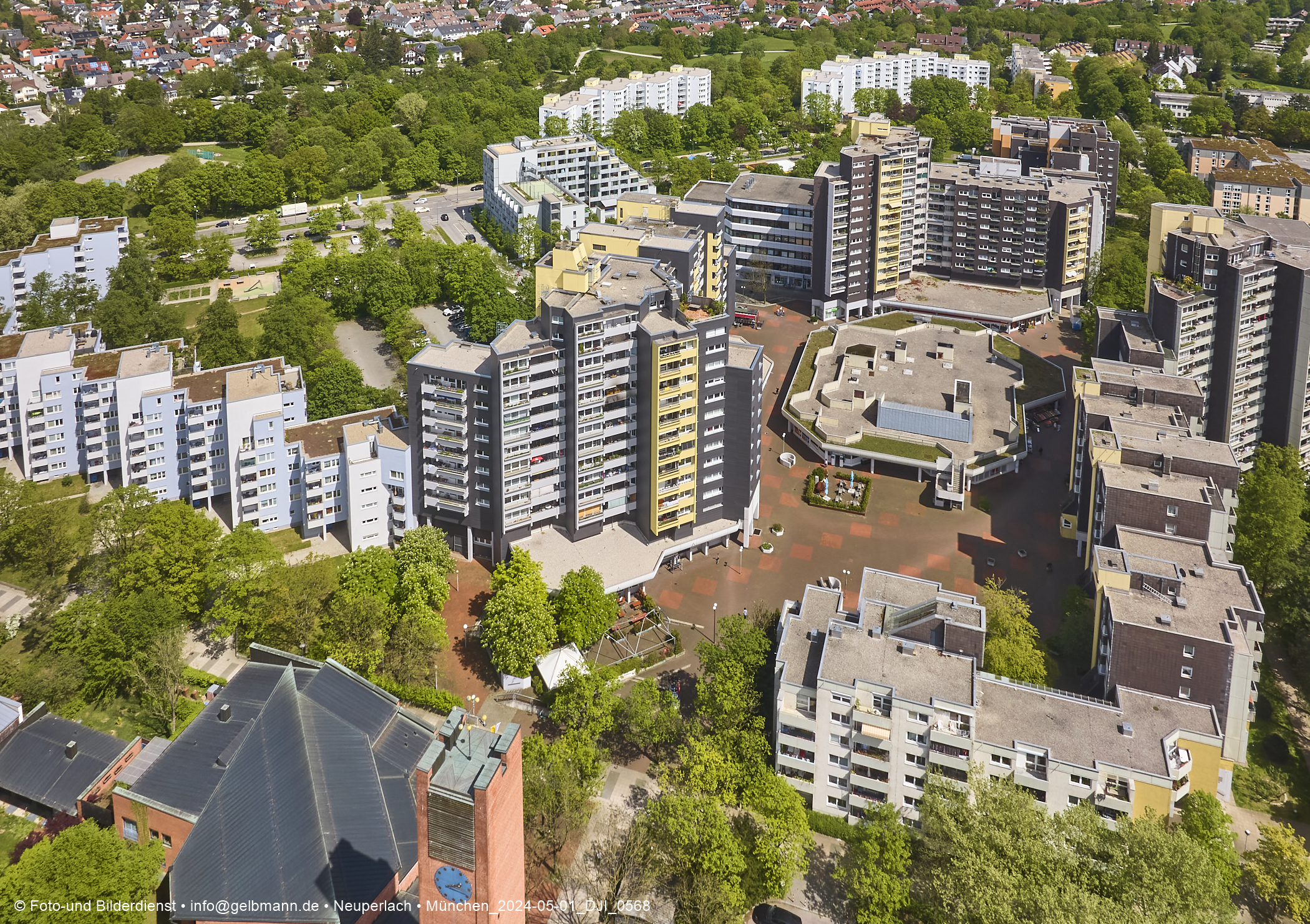 30.04.2025 - Wohnanlage Karl-Marx-Ring 52-62 und das Marx-Zentrum in Neuperlach