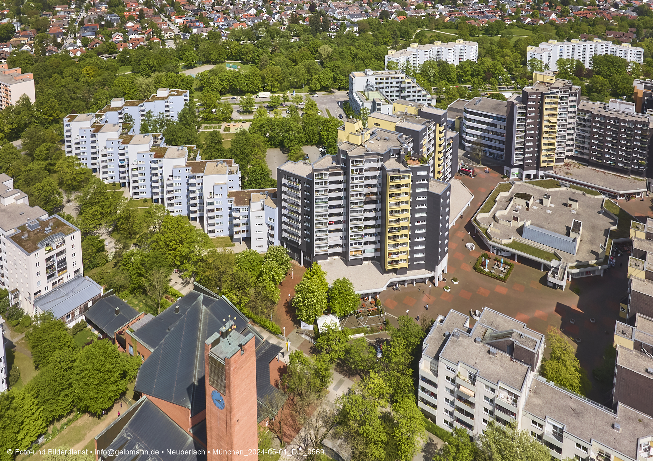 30.04.2025 - Wohnanlage Karl-Marx-Ring 52-62 und das Marx-Zentrum in Neuperlach