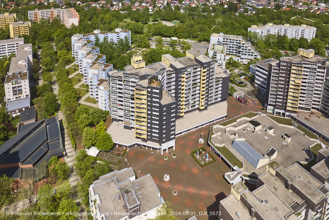 30.04.2025 - Wohnanlage Karl-Marx-Ring 52-62 und das Marx-Zentrum in Neuperlach