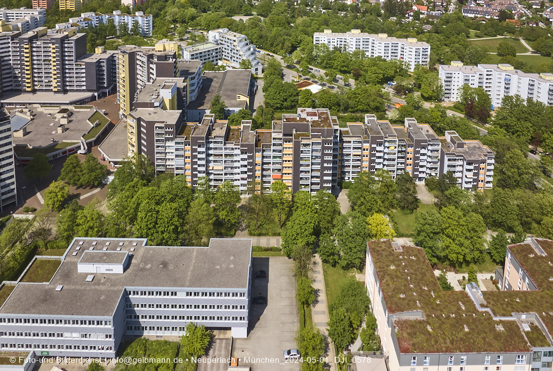 30.04.2025 - Wohnanlage Karl-Marx-Ring 52-62 und das Marx-Zentrum in Neuperlach