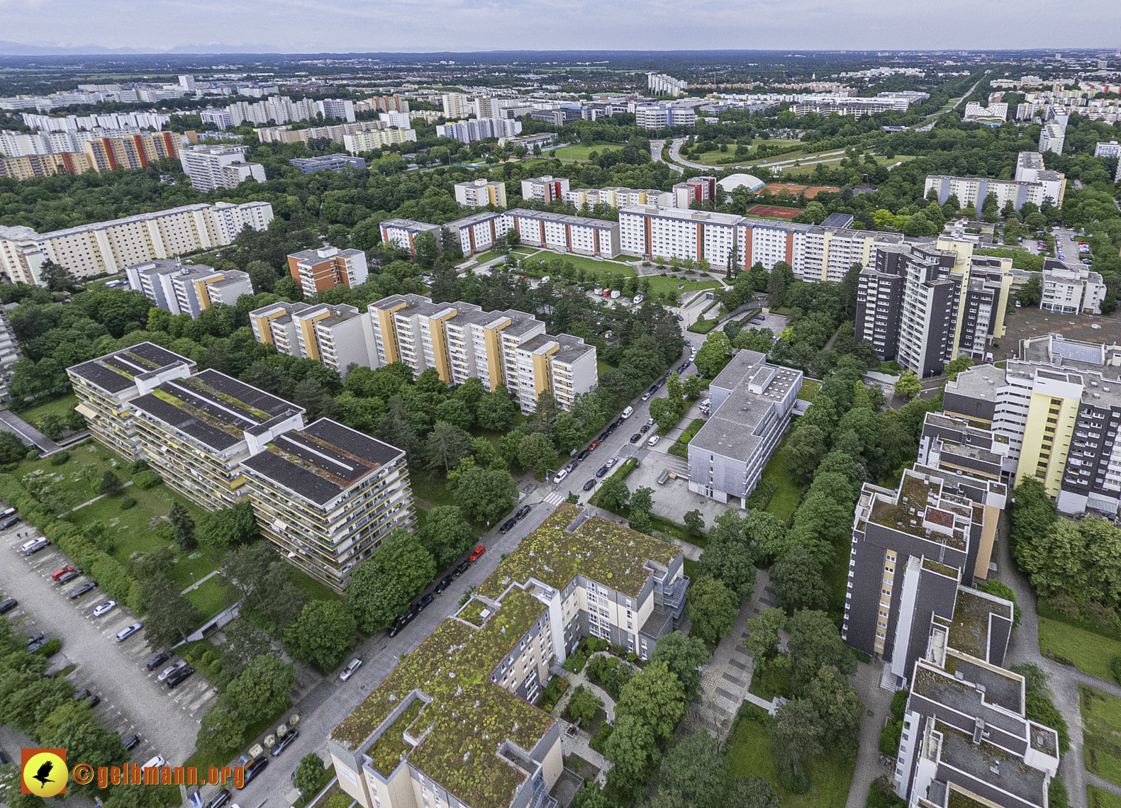 06.06.2024 - Luftbilder der Wohnanlage am Karl-Marx-Ring 52-62 und dem Marx-Zentrum in Neuperlach
