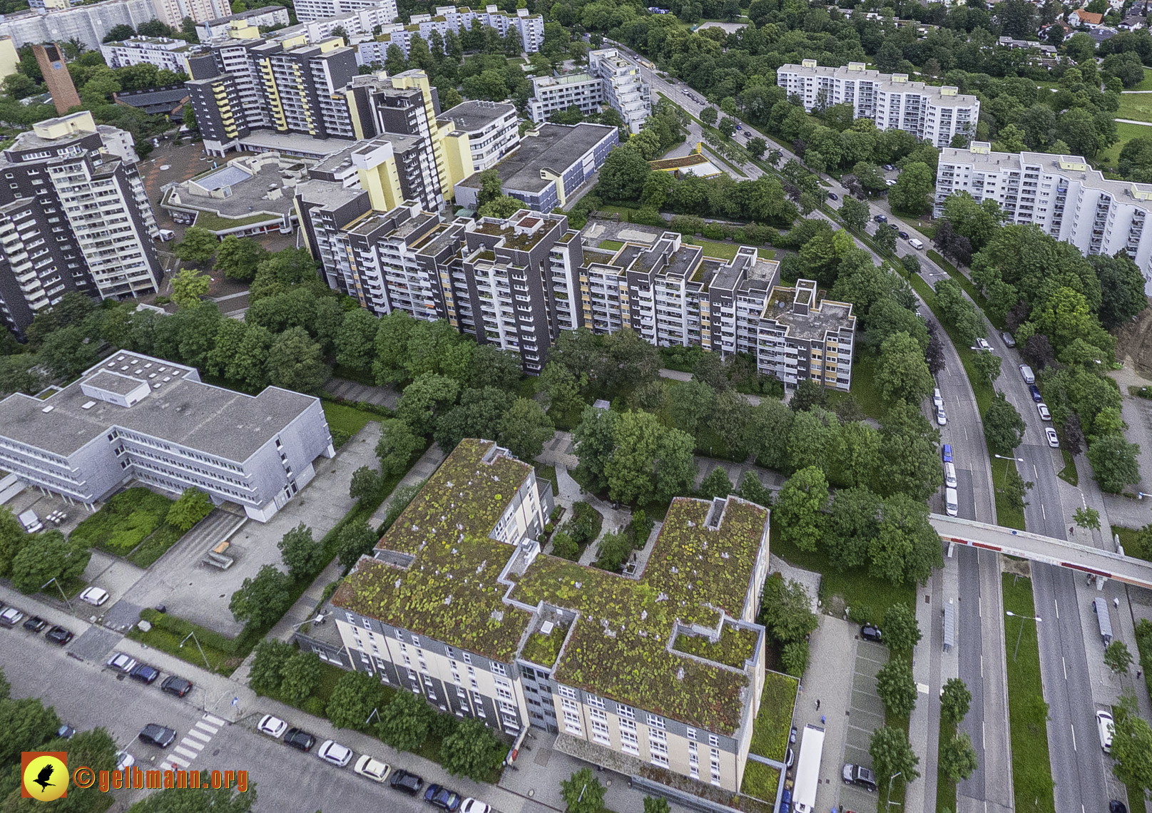 06.06.2024 - Luftbilder der Wohnanlage am Karl-Marx-Ring 52-62 und dem Marx-Zentrum in Neuperlach