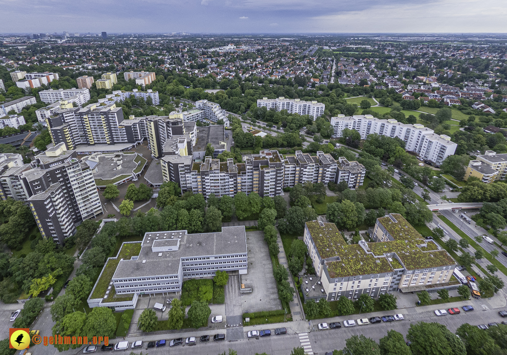 06.06.2024 - Luftbilder der Wohnanlage am Karl-Marx-Ring 52-62 und dem Marx-Zentrum in Neuperlach