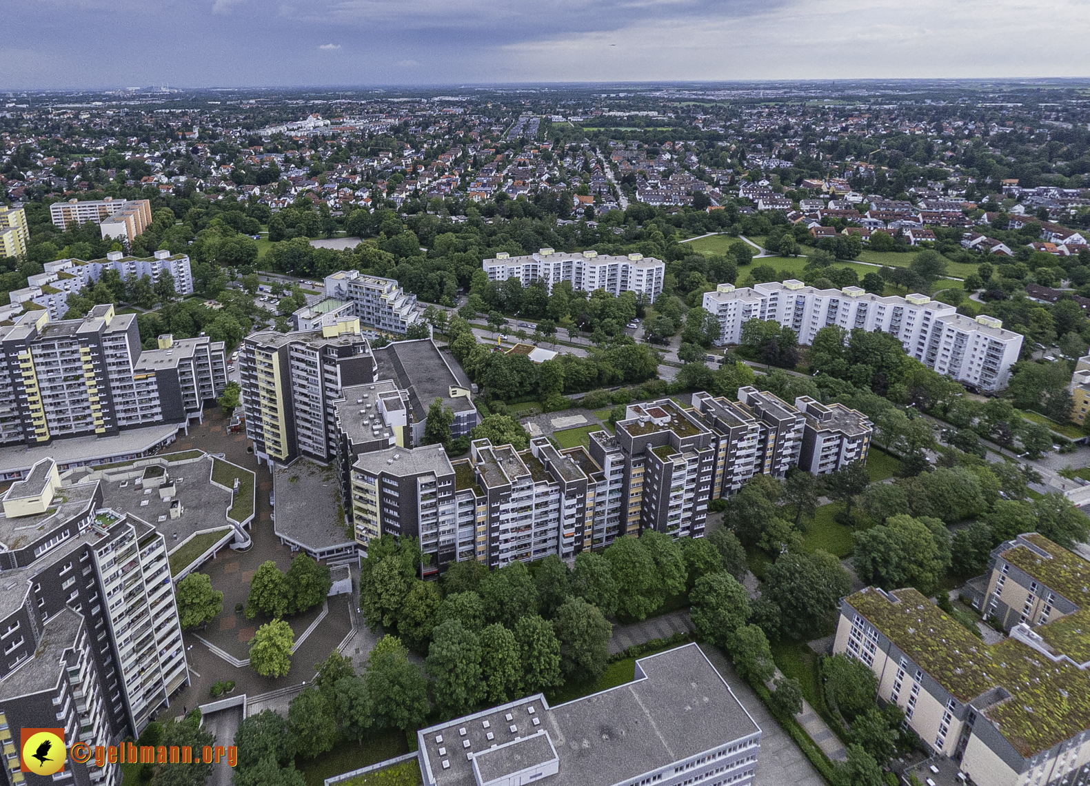 06.06.2024 - Luftbilder der Wohnanlage am Karl-Marx-Ring 52-62 und dem Marx-Zentrum in Neuperlach