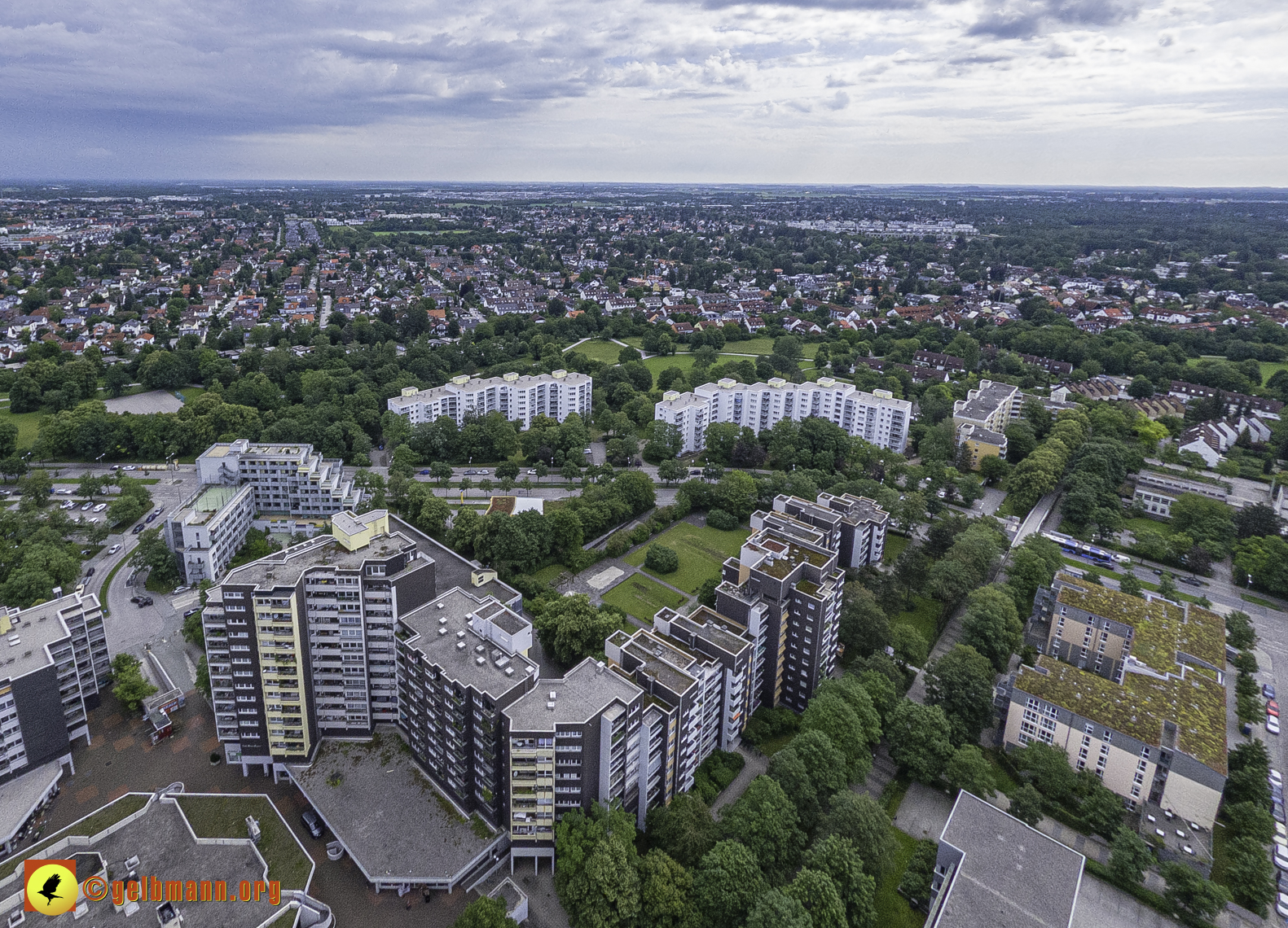 06.06.2024 - Luftbilder der Wohnanlage am Karl-Marx-Ring 52-62 und dem Marx-Zentrum in Neuperlach