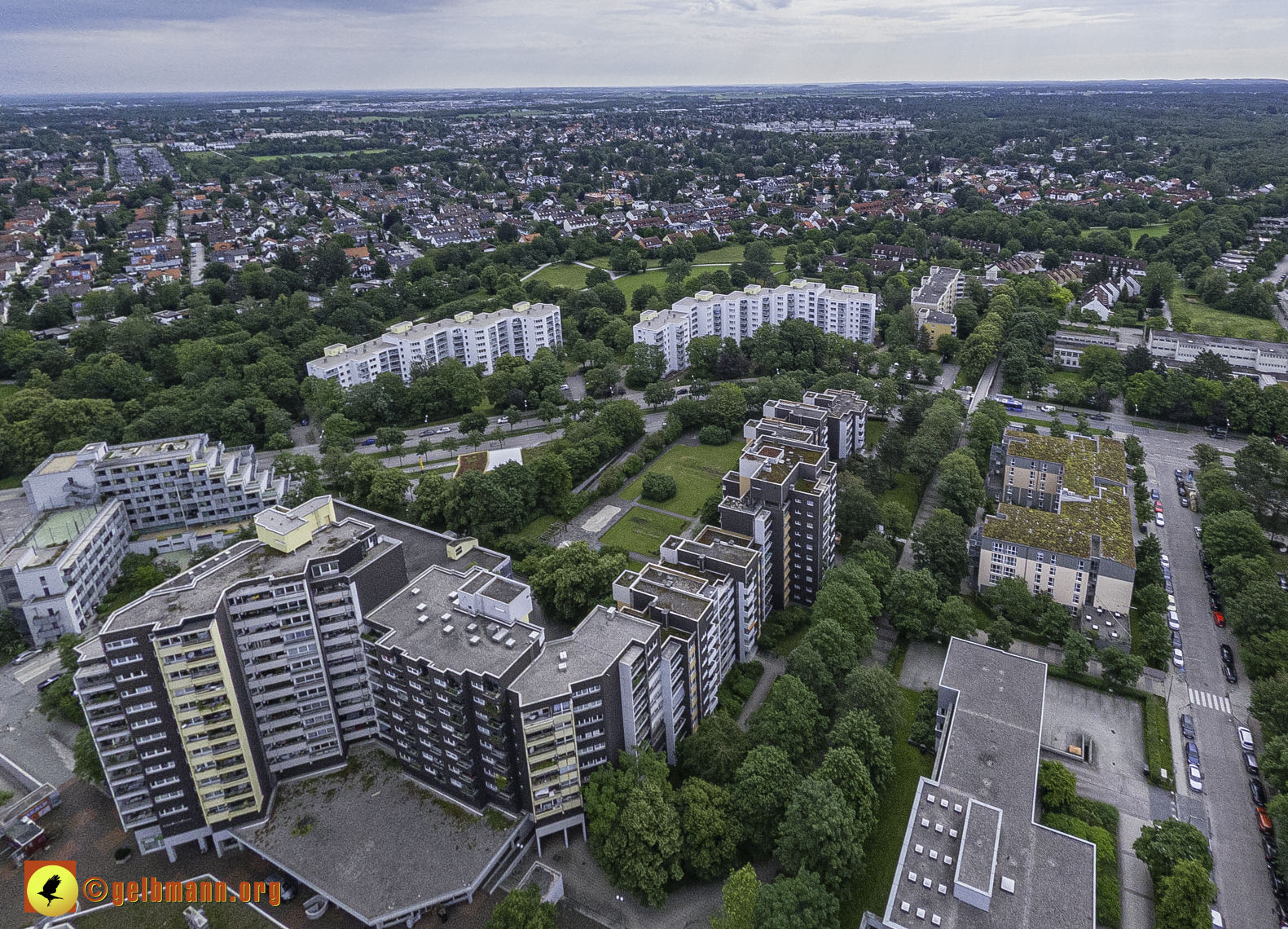 06.06.2024 - Luftbilder der Wohnanlage am Karl-Marx-Ring 52-62 und dem Marx-Zentrum in Neuperlach
