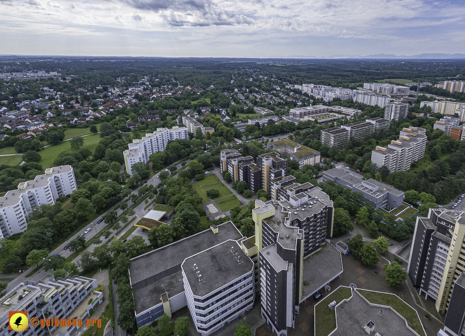 06.06.2024 - Luftbilder der Wohnanlage am Karl-Marx-Ring 52-62 und dem Marx-Zentrum in Neuperlach