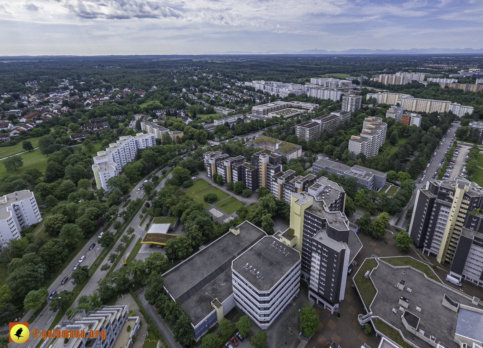 06.06.2024 - Luftbilder der Wohnanlage am Karl-Marx-Ring 52-62 und dem Marx-Zentrum in Neuperlach