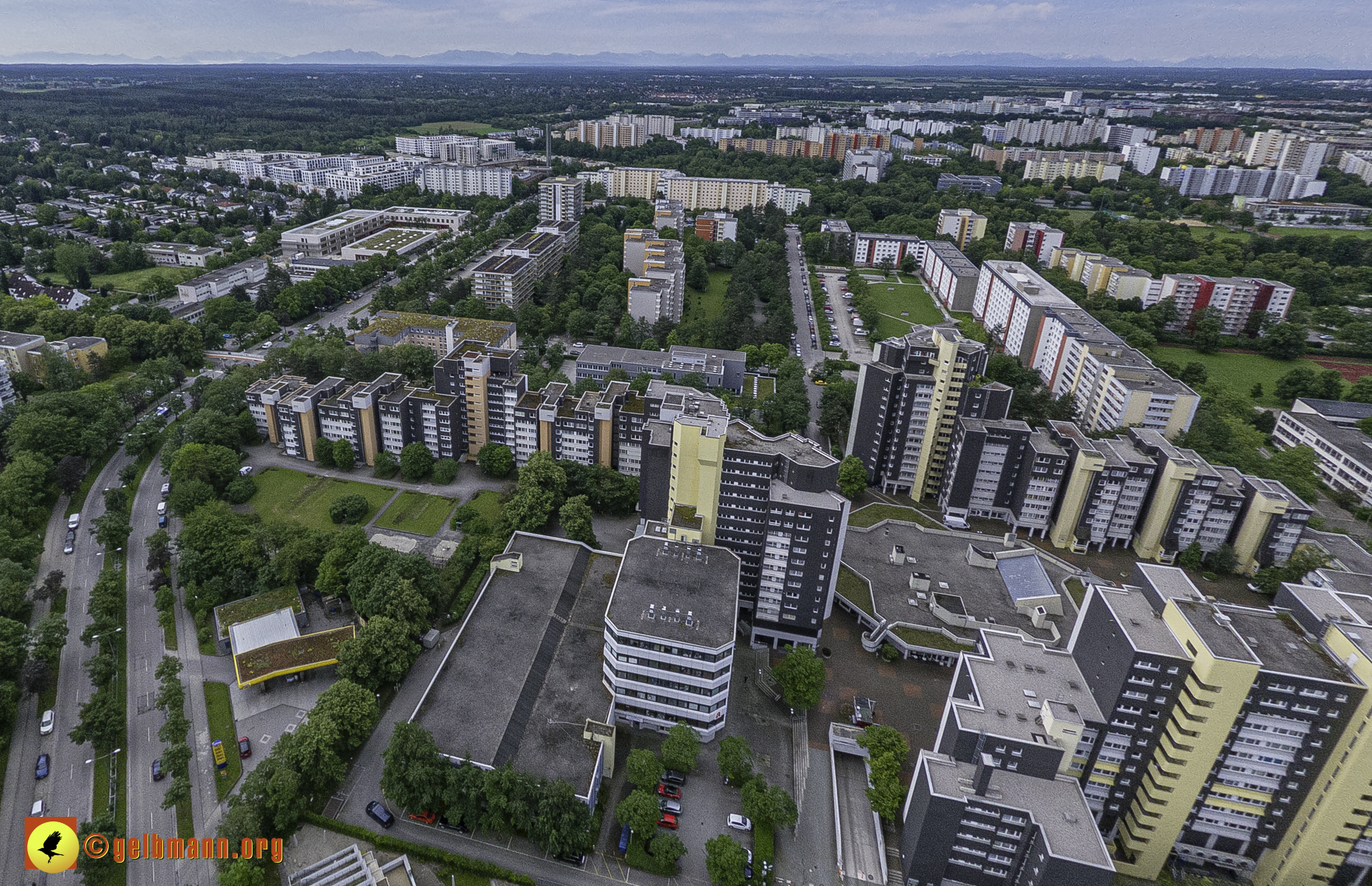 06.06.2024 - Luftbilder der Wohnanlage am Karl-Marx-Ring 52-62 und dem Marx-Zentrum in Neuperlach