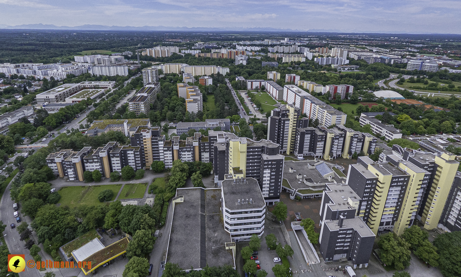 06.06.2024 - Luftbilder der Wohnanlage am Karl-Marx-Ring 52-62 und dem Marx-Zentrum in Neuperlach
