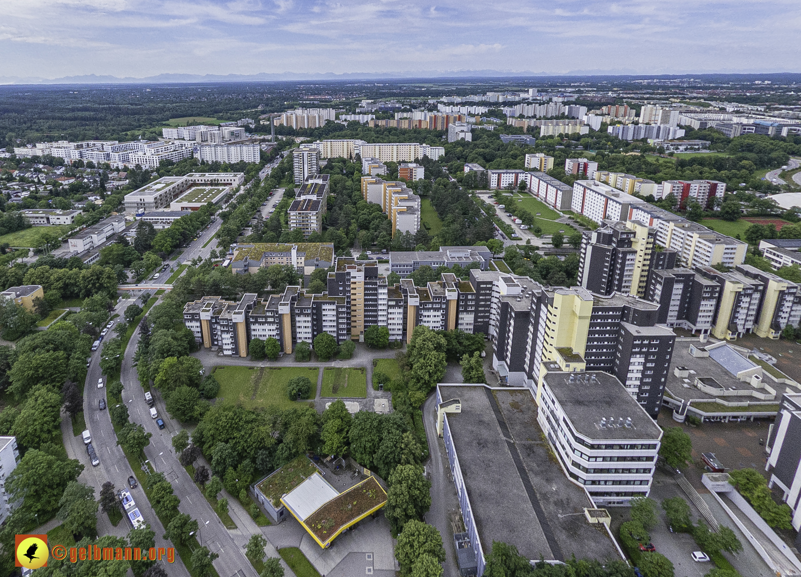 06.06.2024 - Luftbilder der Wohnanlage am Karl-Marx-Ring 52-62 und dem Marx-Zentrum in Neuperlach