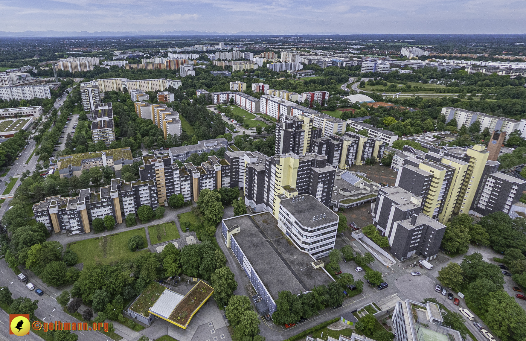 06.06.2024 - Luftbilder der Wohnanlage am Karl-Marx-Ring 52-62 und dem Marx-Zentrum in Neuperlach
