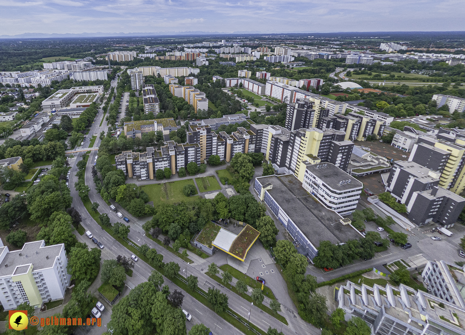 06.06.2024 - Luftbilder der Wohnanlage am Karl-Marx-Ring 52-62 und dem Marx-Zentrum in Neuperlach