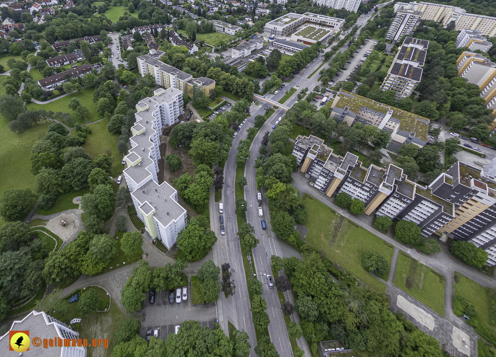 06.06.2024 - Luftbilder der Wohnanlage am Karl-Marx-Ring 52-62 und dem Marx-Zentrum in Neuperlach