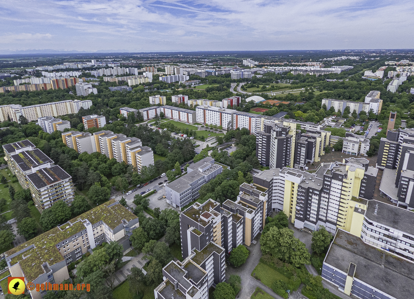 06.06.2024 - Luftbilder der Wohnanlage am Karl-Marx-Ring 52-62 und dem Marx-Zentrum in Neuperlach