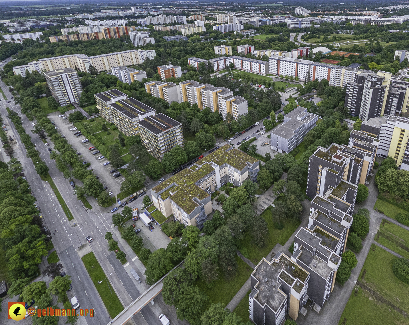 06.06.2024 - Luftbilder der Wohnanlage am Karl-Marx-Ring 52-62 und dem Marx-Zentrum in Neuperlach