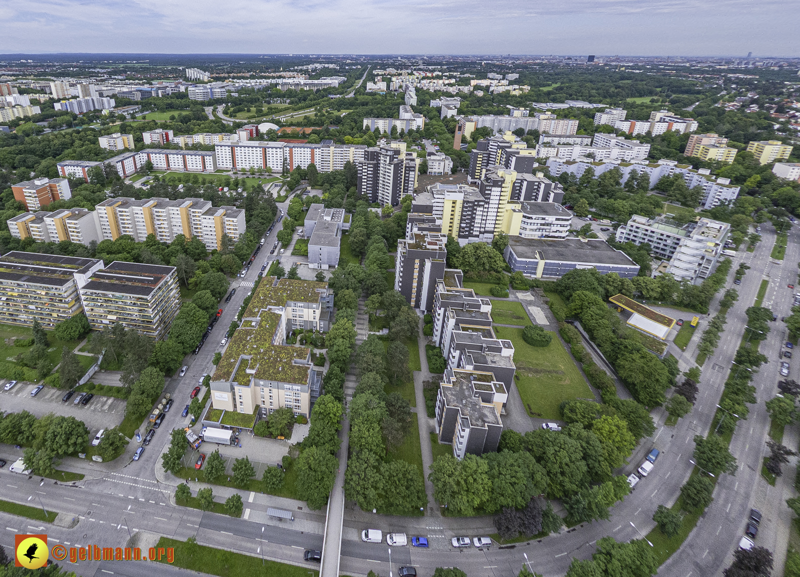 06.06.2024 - Luftbilder der Wohnanlage am Karl-Marx-Ring 52-62 und dem Marx-Zentrum in Neuperlach