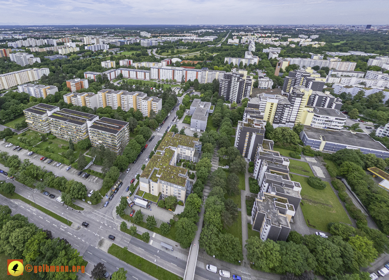 06.06.2024 - Luftbilder der Wohnanlage am Karl-Marx-Ring 52-62 und dem Marx-Zentrum in Neuperlach