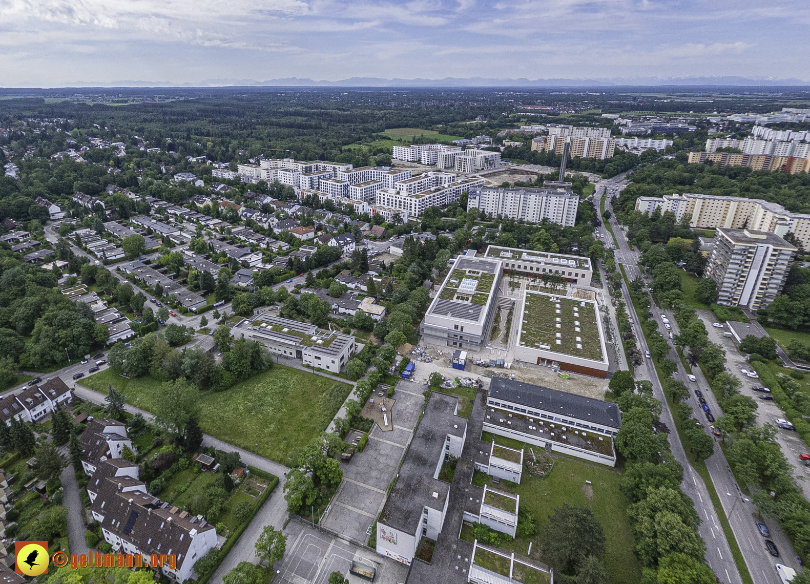 06.06.2024 - Luftbilder der Wohnanlage am Karl-Marx-Ring 52-62 und dem Marx-Zentrum in Neuperlach