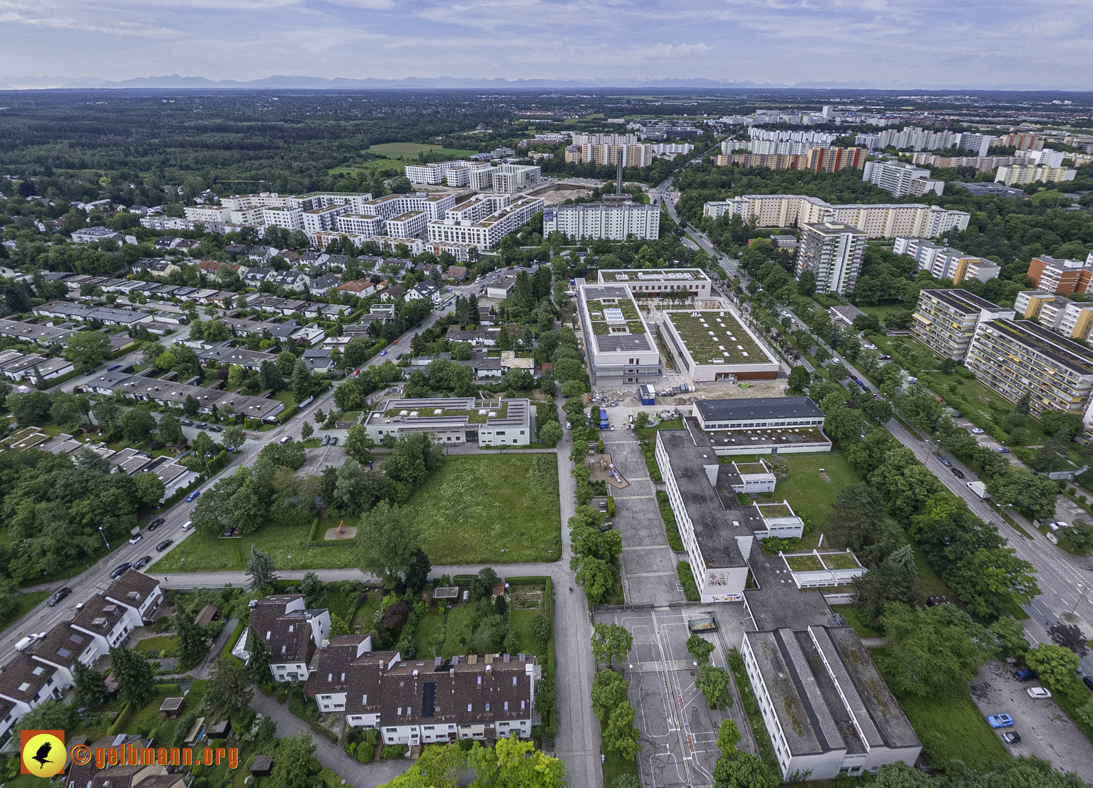 06.06.2024 - Luftbilder der Wohnanlage am Karl-Marx-Ring 52-62 und dem Marx-Zentrum in Neuperlach