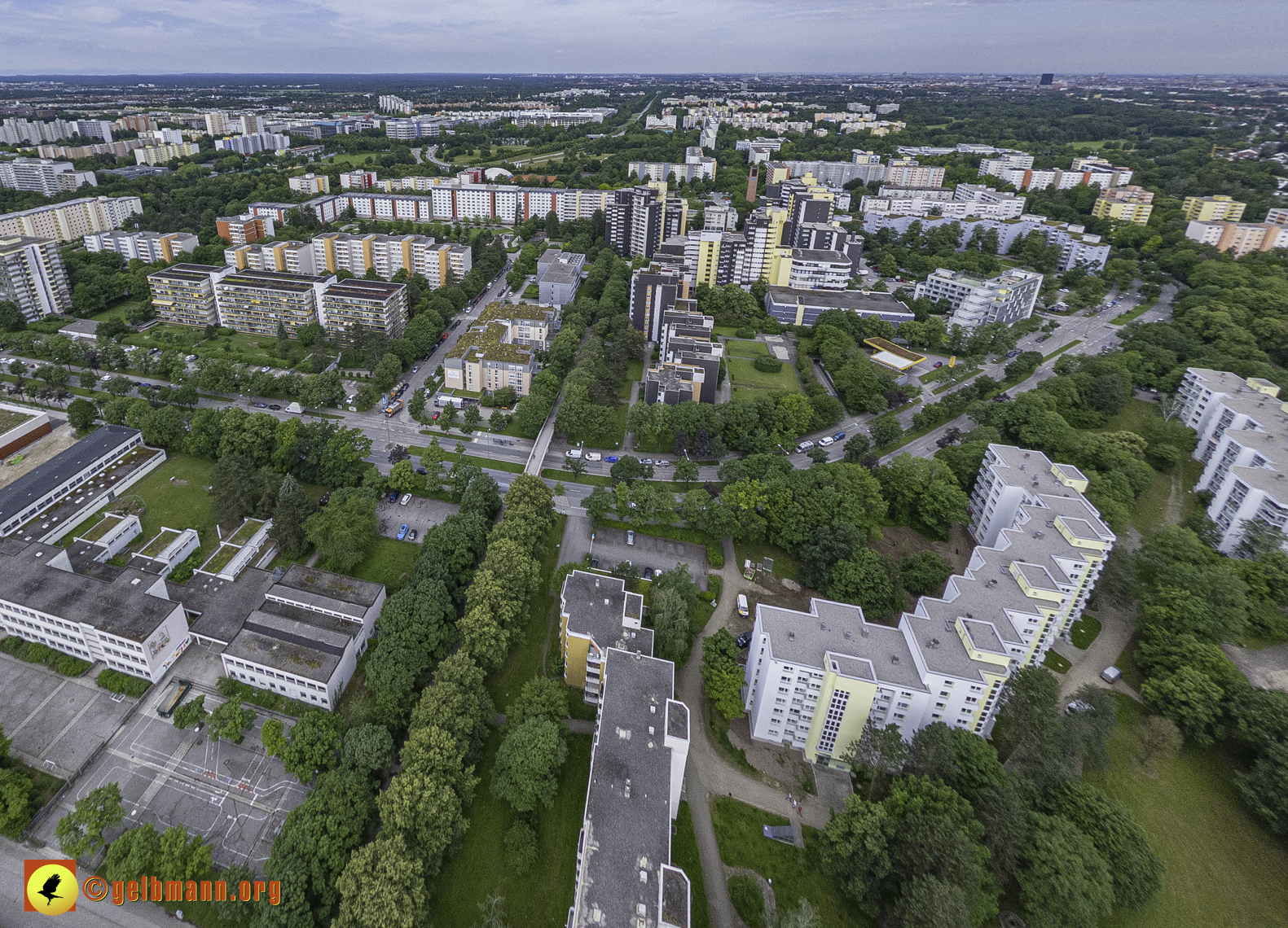 06.06.2024 - Luftbilder der Wohnanlage am Karl-Marx-Ring 52-62 und dem Marx-Zentrum in Neuperlach