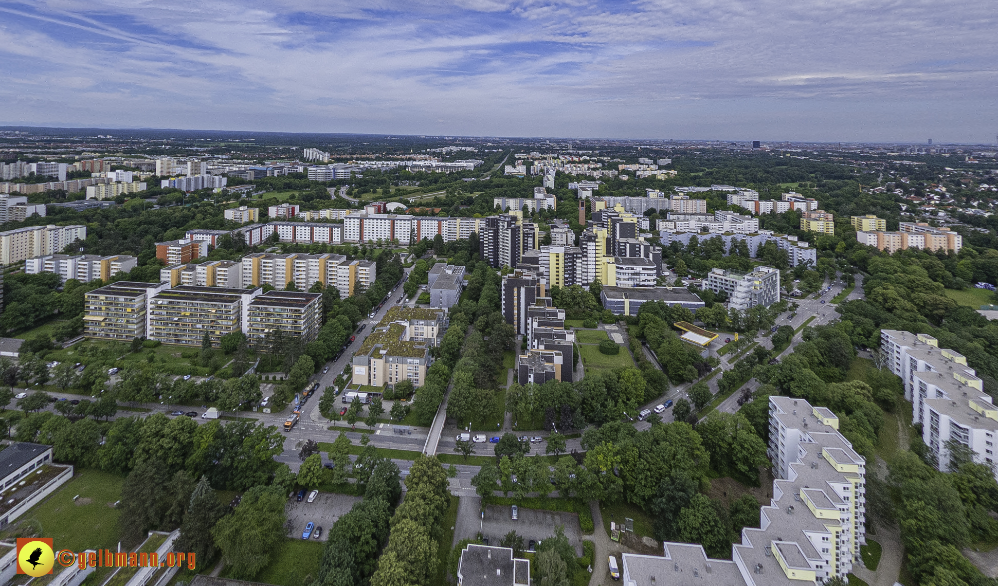 06.06.2024 - Luftbilder der Wohnanlage am Karl-Marx-Ring 52-62 und dem Marx-Zentrum in Neuperlach