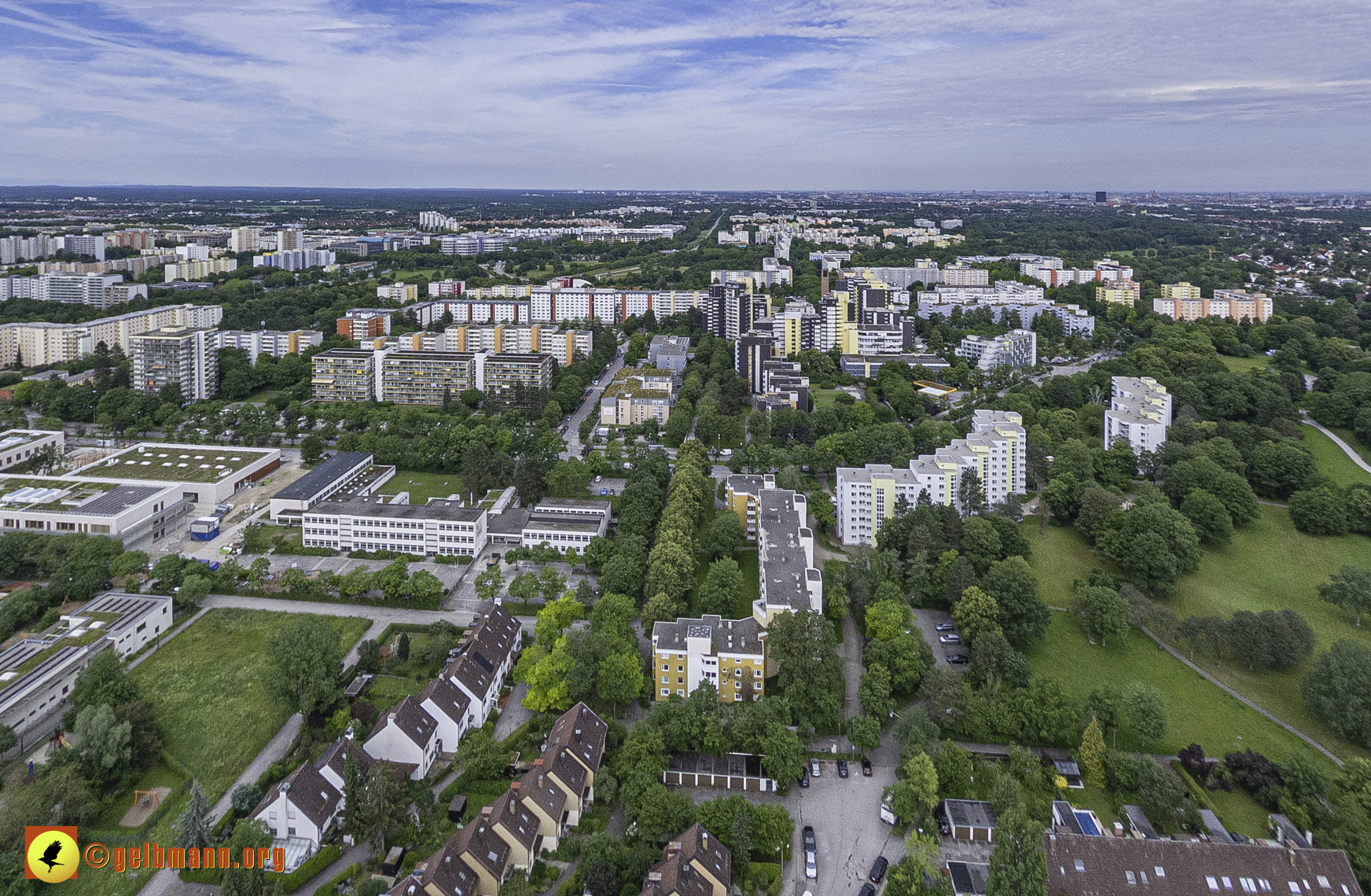 06.06.2024 - Luftbilder der Wohnanlage am Karl-Marx-Ring 52-62 und dem Marx-Zentrum in Neuperlach
