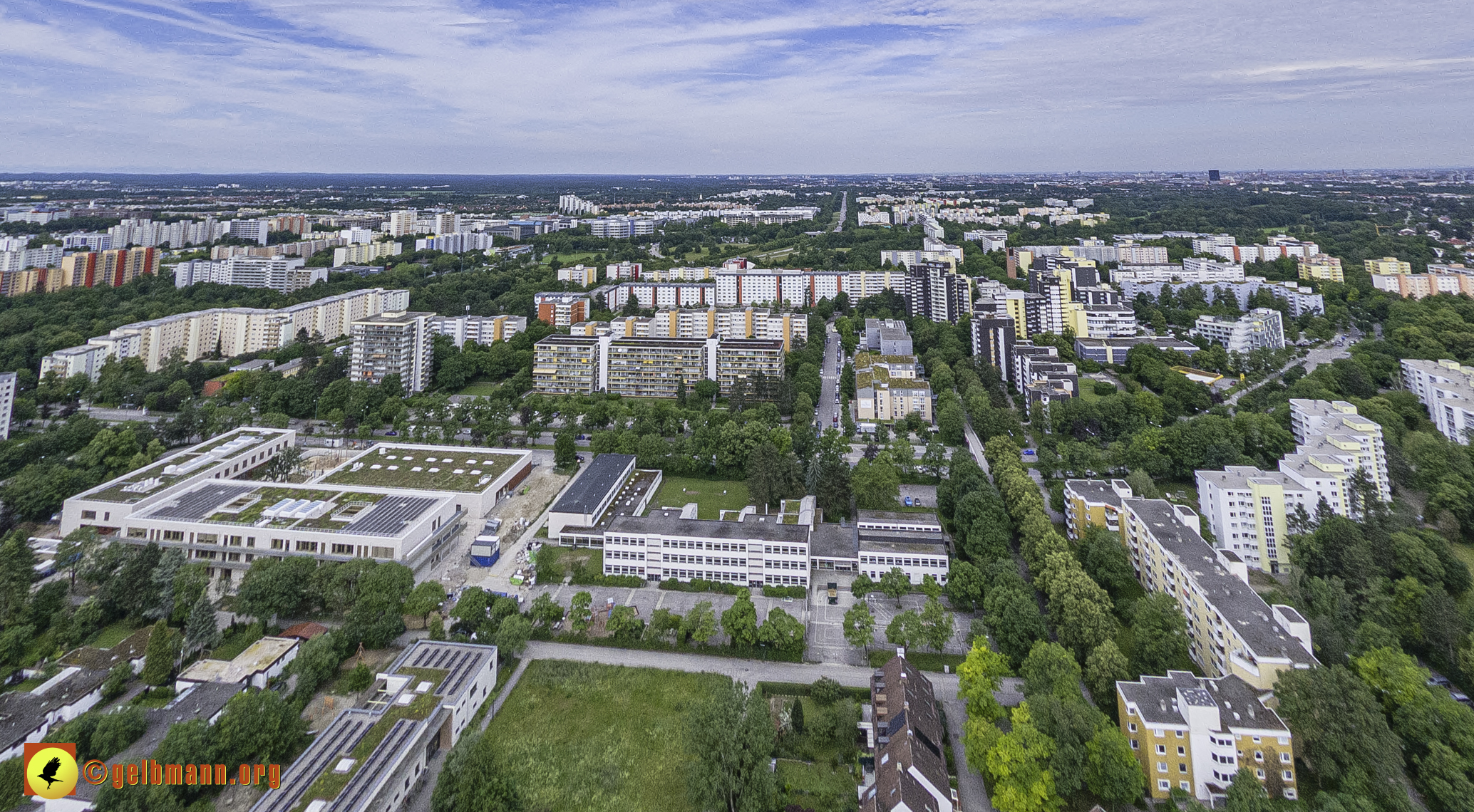 06.06.2024 - Luftbilder der Wohnanlage am Karl-Marx-Ring 52-62 und dem Marx-Zentrum in Neuperlach