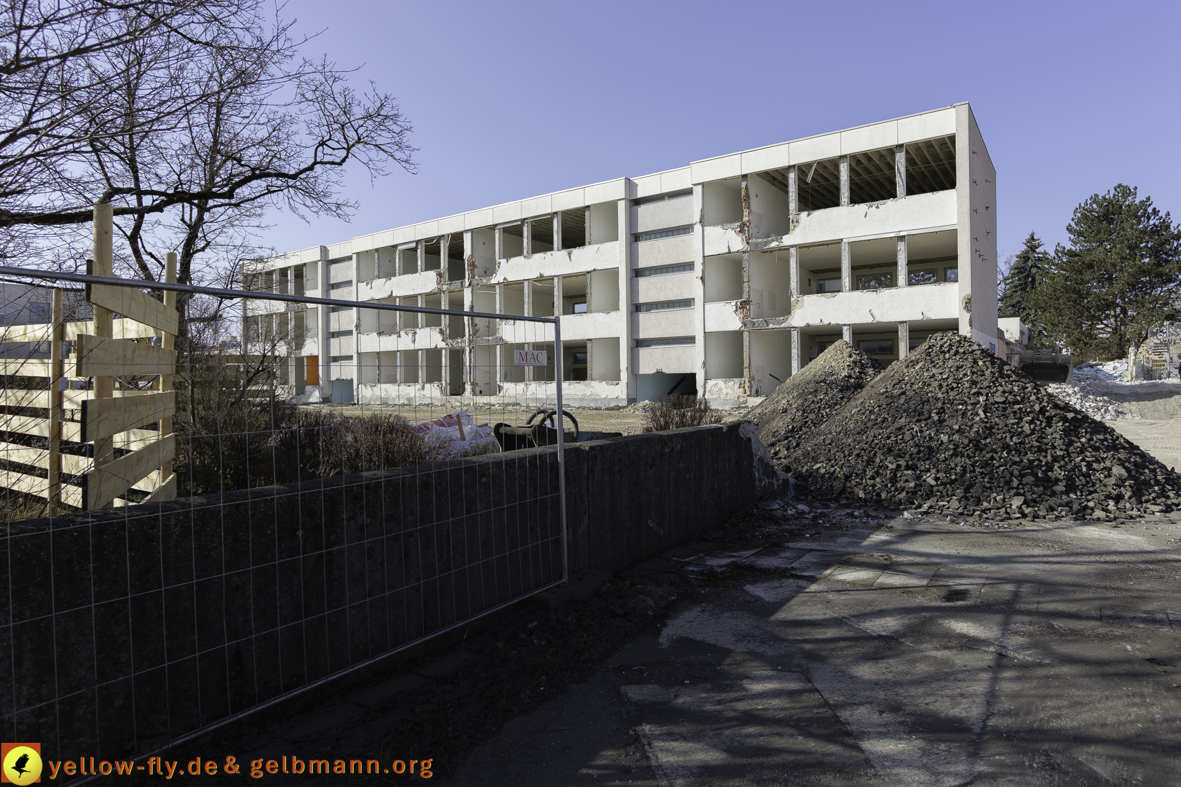 07.03.2025 - Abriss der Grundschule am Karl-Marx-Ring in Neuperlach