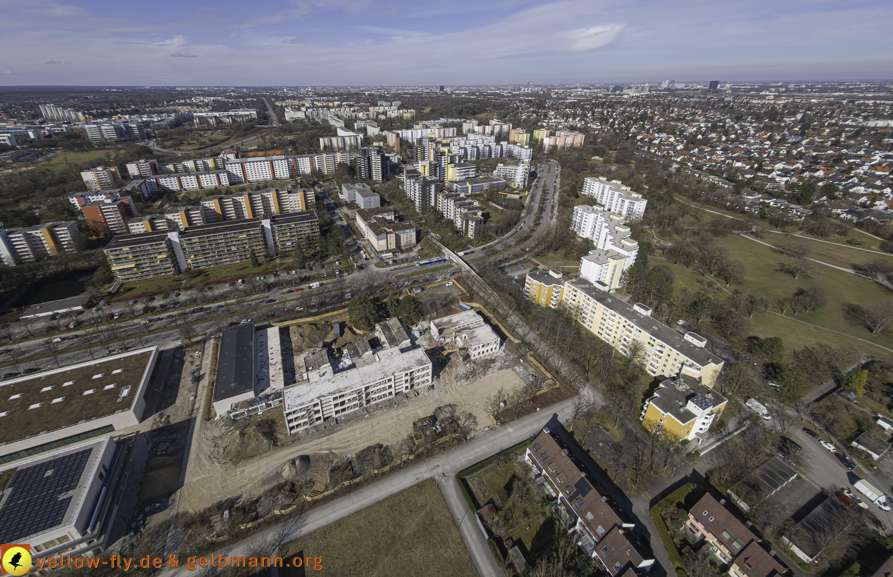11.03.2025 - Bagger-Abriss der Grundschule am Karl-Marx-Ring in Neuperlach